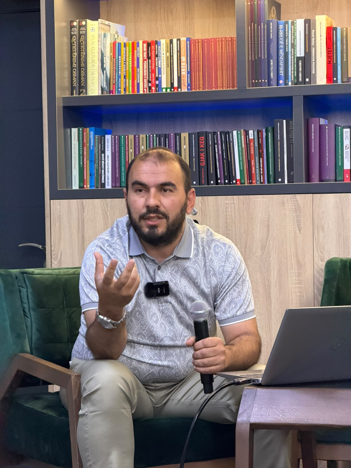 Folës gjatë një bisede në Prishtina Talks