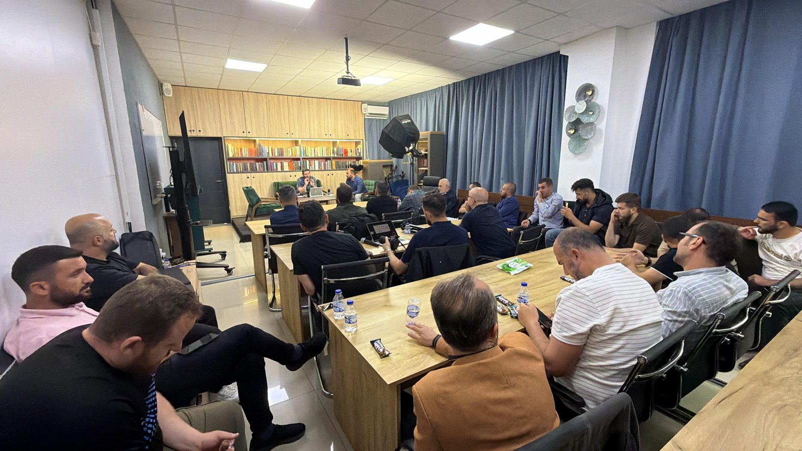 Pjesëmarrës gjatë një diskutimi në Prishtina Talks